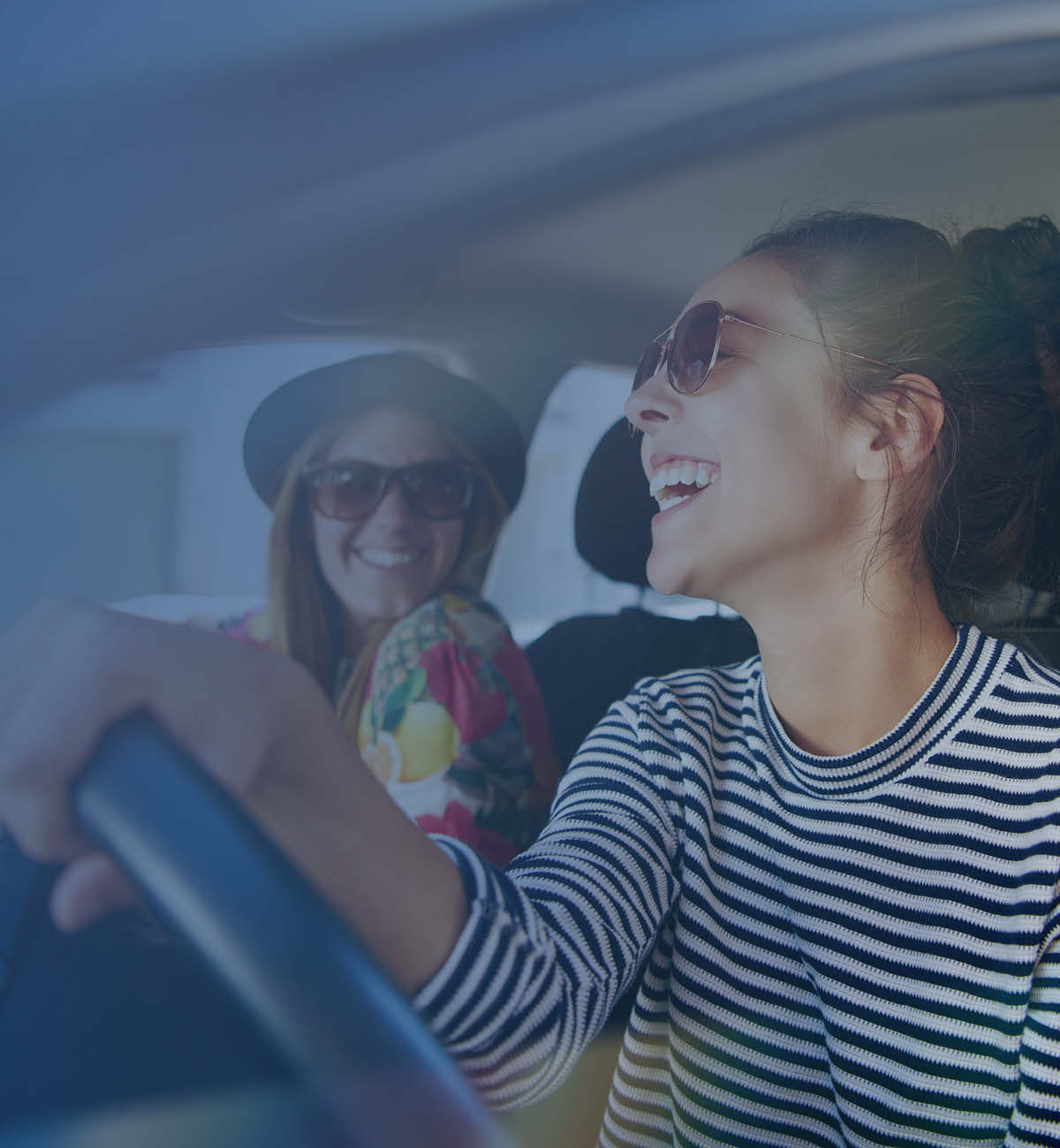 lachende Personen im Auto